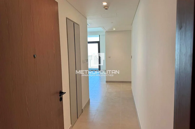 شقة مميزة بإطلالة على القناة والشاطئ | طابق عالٍ64026863281153113