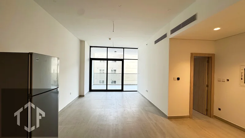 شقة جديدة فاخرة مكونة من 3 غرف نوم مع غرفة خادمة وبتصميم واسع63746607228034110