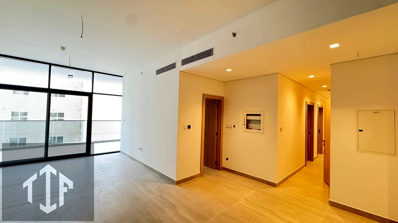 شقة جديدة فاخرة مكونة من 3 غرف نوم مع غرفة خادمة وبتصميم واسع63746607228034111