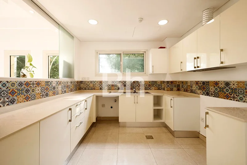 Prime Location | Close to Amenities | Vacant63727973602818111