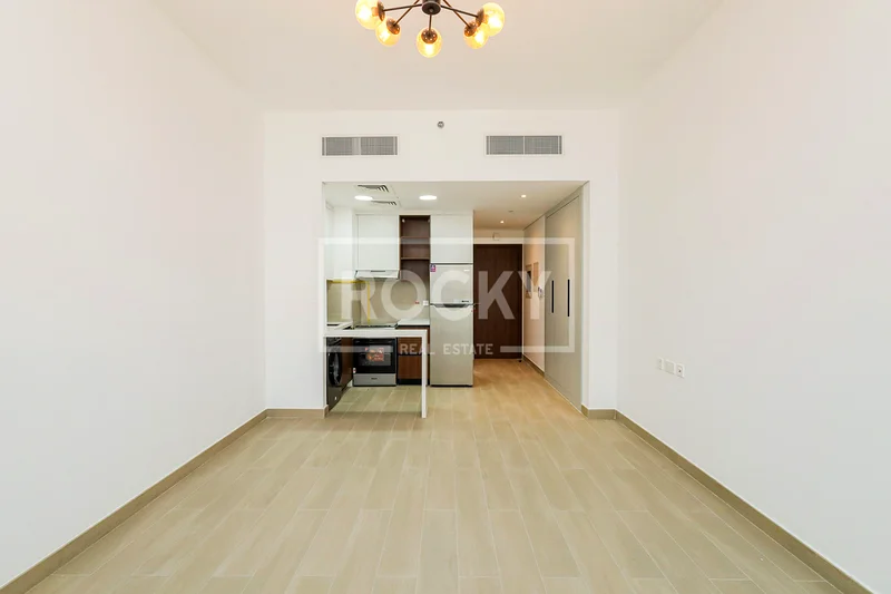 Spacious Studio | Street View | 4 Cheques63778990577921111