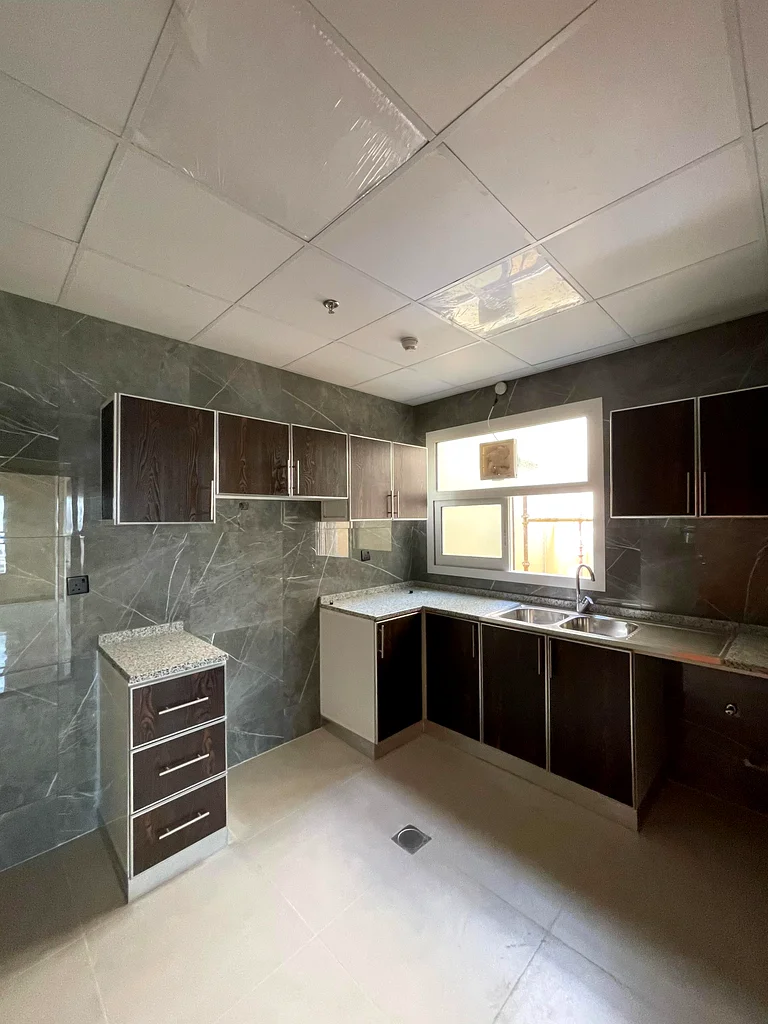 Two rooms, a hall with a hall, a balcony, and three bathrooms63714352537219112