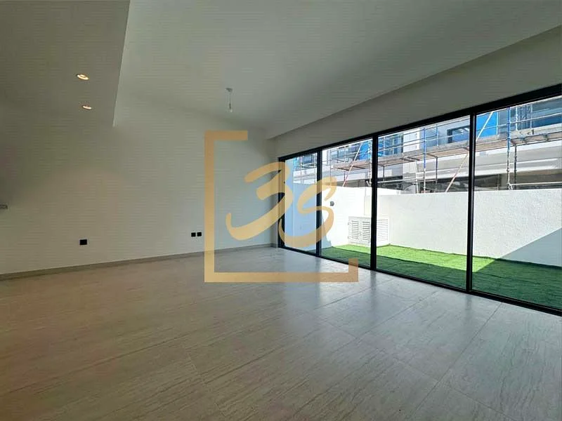 Lush Greenery | Genuine Resale | Middle Unit63962570550402114