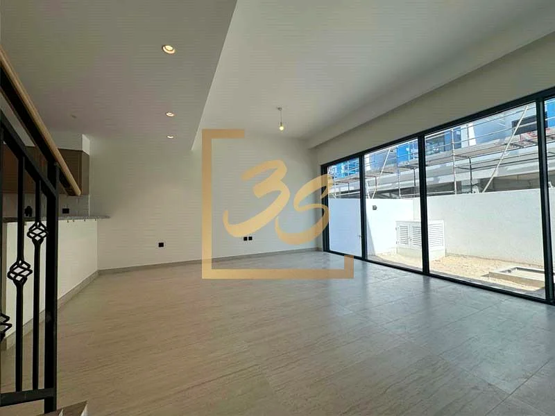 Lush Greenery | Genuine Resale | Middle Unit63962570550402113