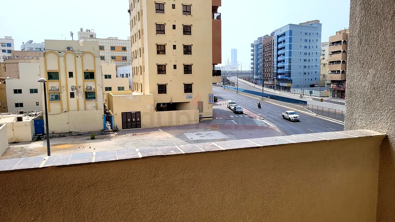 غرفة نوم رئيسية مفروشة بالكامل مع حمام داخلي وشرفة - متاحة من 1 سبتمبر63796260236291112