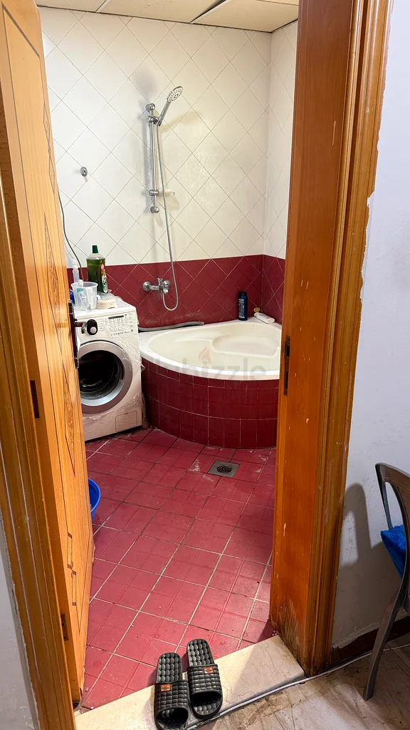 غرفة مؤثثة مع حمام داخلي متوفرة للإيجار في الوارقاء 3 بالقرب من الحديقة63796993419009112