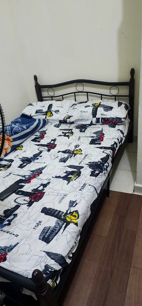 غرفة خاصة كبيرة مغلقة بالكامل لعازب هندي. مجموعة إسبانيا.63797093091714111