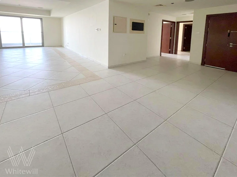 طابق عالي | إطلالة على النخيل والبحر | غير مفروش | شاغر63777235705475112