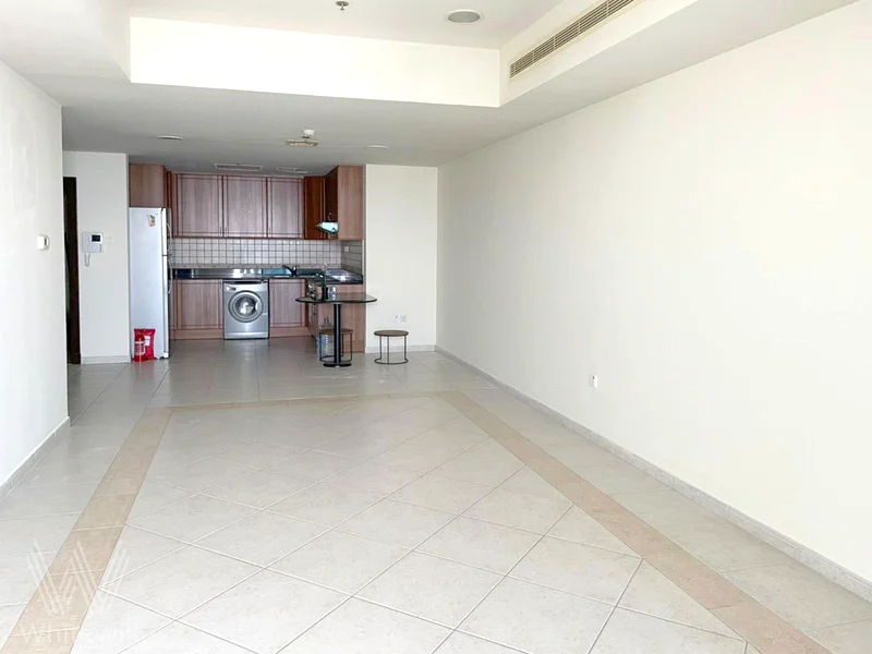 طابق عالي | إطلالة على النخيل والبحر | غير مفروش | شاغر63777235705475114