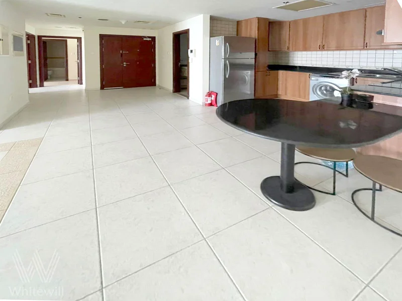 طابق عالي | إطلالة على النخيل والبحر | غير مفروش | شاغر63777235705475113