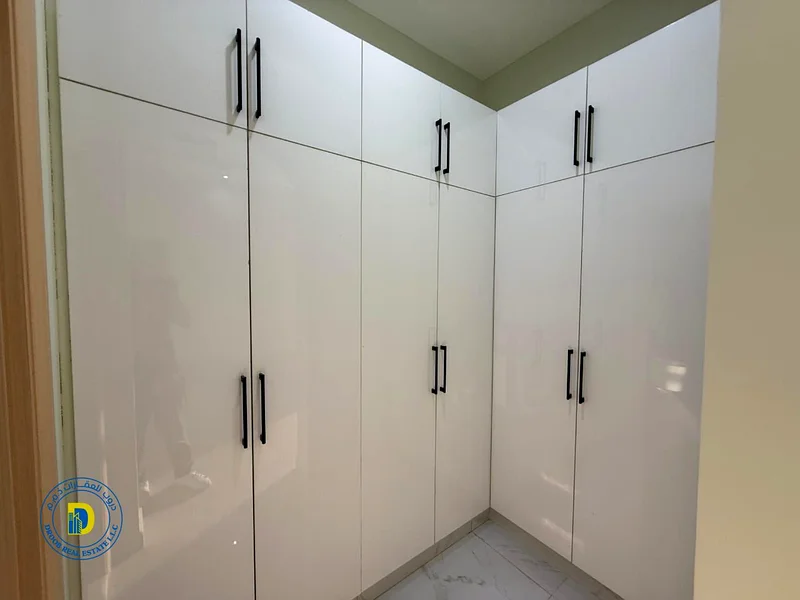 For rent, a villa in Ajman, Al Yasmeen, excellent finishing, 5 master bedrooms, a living room, 2 halls, a maid's room, next to the mosque and the mall63720235374210114