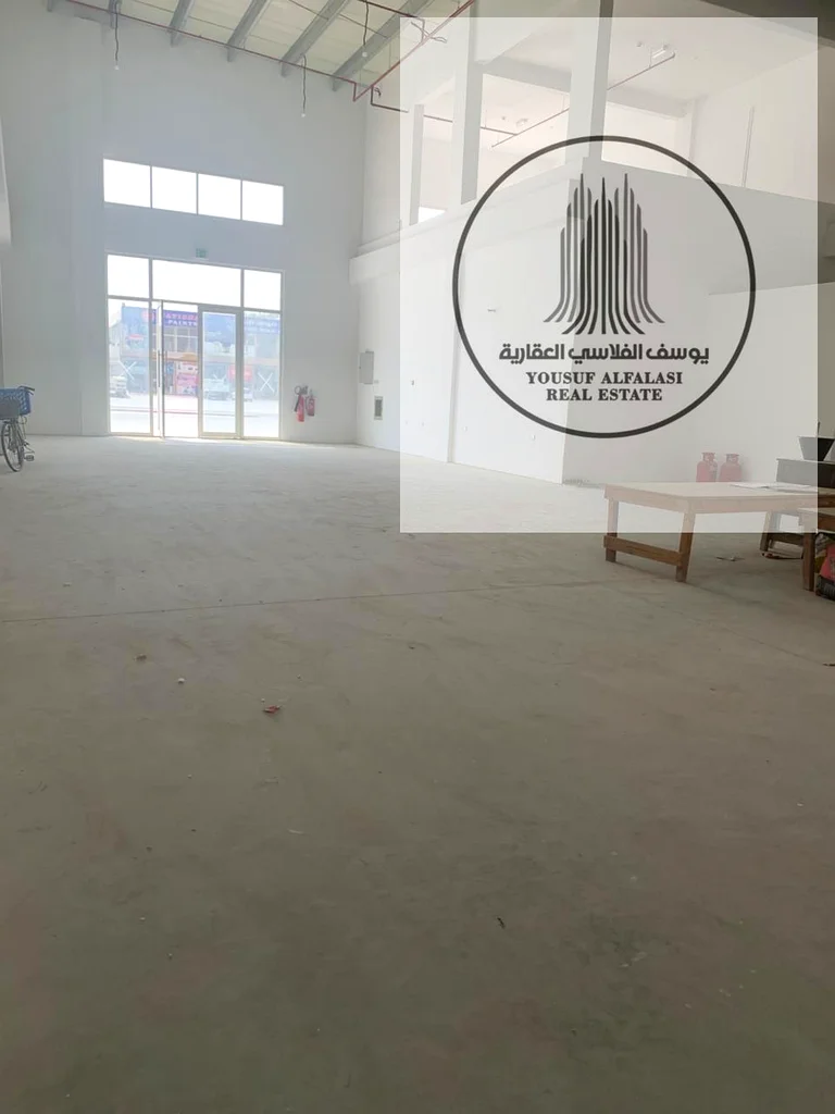 For rent in Ajman Al Jurf Industrial 2 showrooms on a main street, suitable for manufacturing, 3100 square feet, one electricity 40 kW, price 180 thou64074008097411114