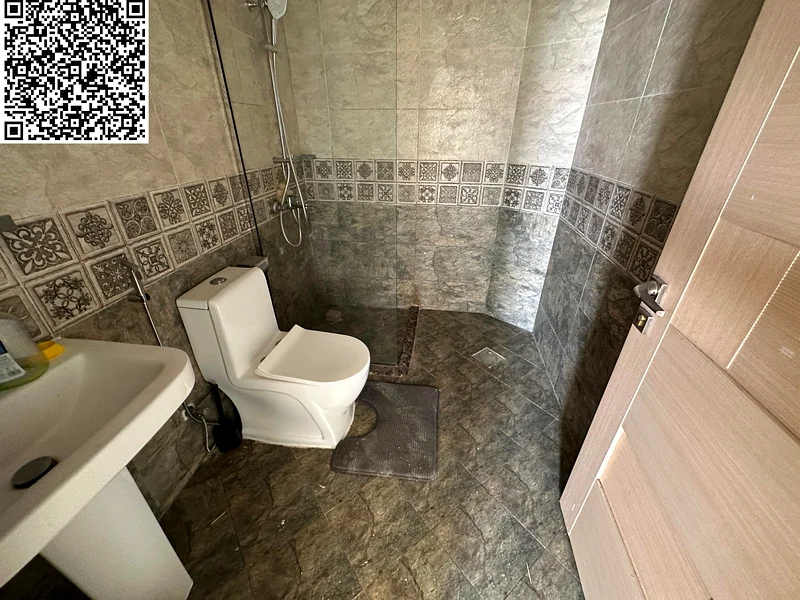 الشقة الثانية من أفضل شقة بغرفتي نوم مع حمامين، وخزائن حائطية، وتكييف مركزي63712054041217114