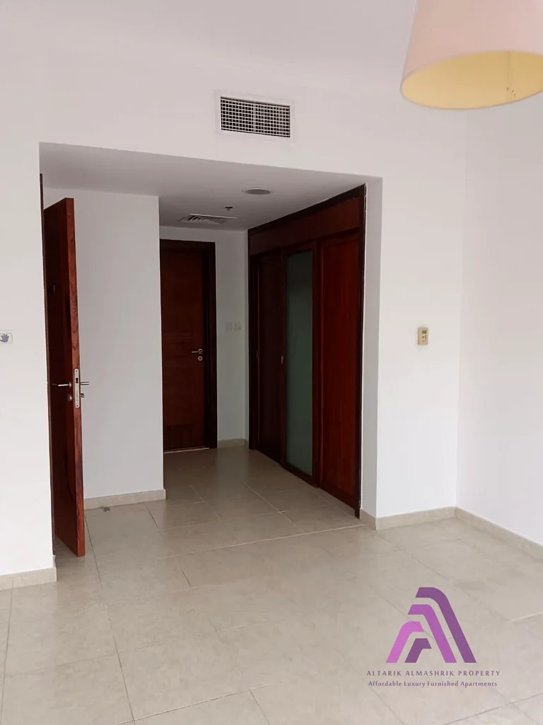 شقة واسعة من 3 غرف نوم مع غرفة خادمة | موقع متميز في مرسة دبي63799547380866113