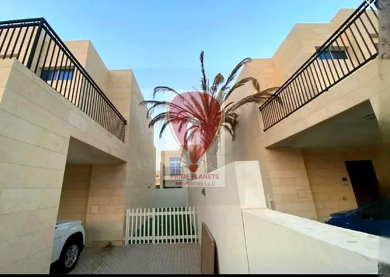 وحدة زاوية | تاون هاوس واسع بثلاث غرف نوم | شاغرة63741058097538111