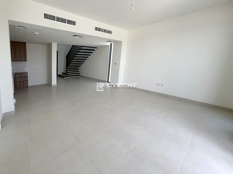 BRAND NEW | SPACIOUS | SINGLE ROW | CLOSE TO POOL63737083560067112