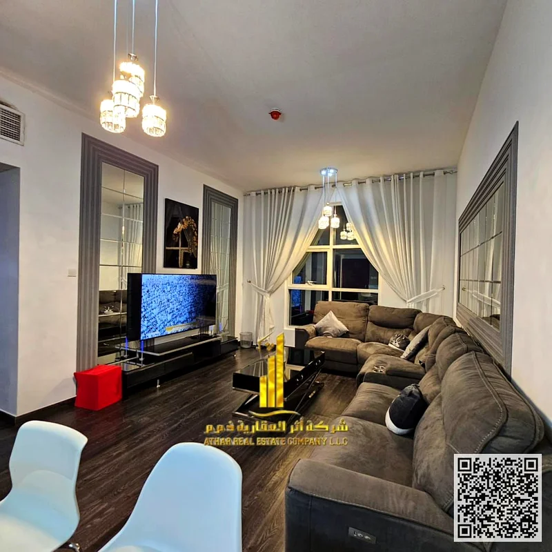 شقة فاخرة، غرفة نوم واحدة وصالة، شرفة بإطلالة مفتوحة، مفروشة بالكامل جديدة، تشمل جميع الفواتير، جاهزة للانتقال فورًا، موقع متميز63838457222787111