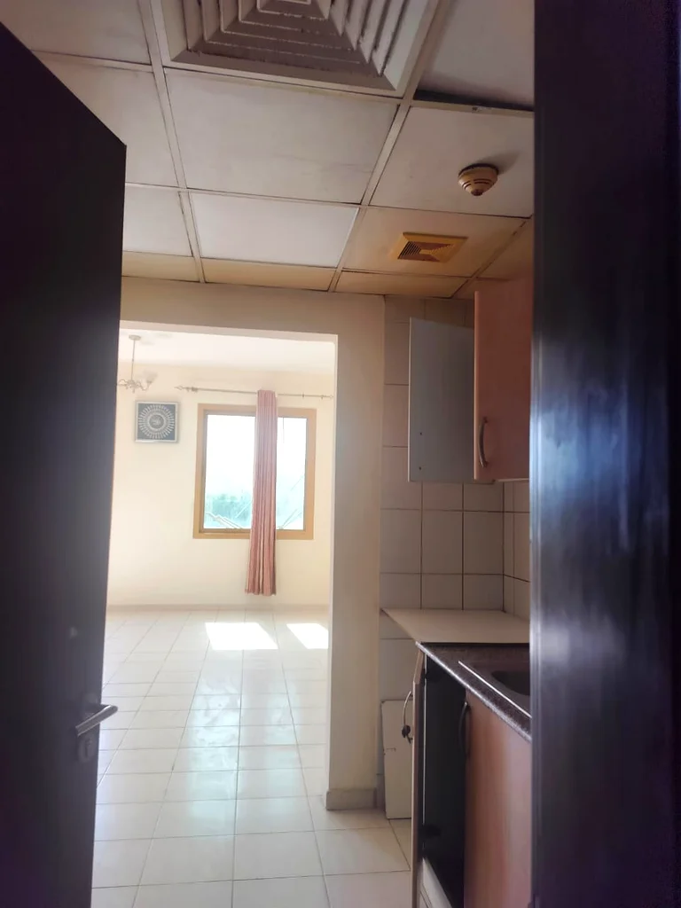 شقة كبيرة بغرفة نوم واحدة للايجار في سبيين كلستر مع شرفة بسعر 42.000 درهم63741808012161112