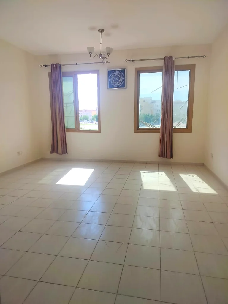 شقة كبيرة بغرفة نوم واحدة للايجار في سبيين كلستر مع شرفة بسعر 42.000 درهم63741808012161110