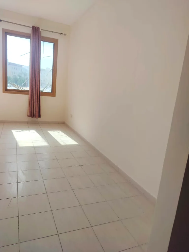 شقة كبيرة بغرفة نوم واحدة للايجار في سبيين كلستر مع شرفة بسعر 42.000 درهم63741808012161111