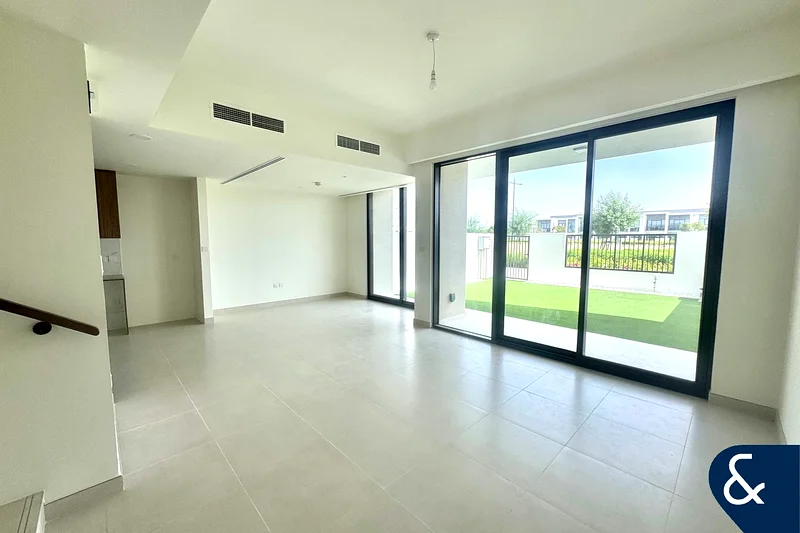 Landscaped | Single Row | Close to Exit63737272775425114