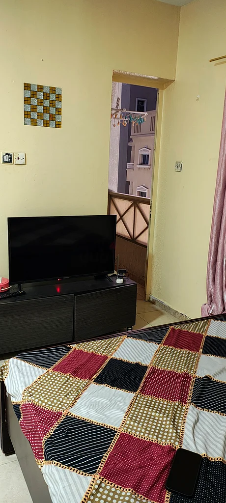 شقة استوديو مفروشة بشرفة للإيجار الشهري (للهنود) بالقرب من رولا63796158761858111