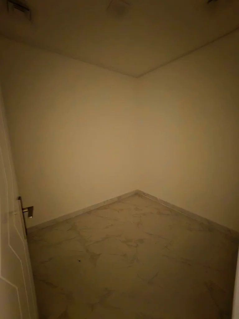 غرفتان، صالة مع شرفة، ثلاث حمامات، مسبح، صالة رياضية وحديقة63711958603778112