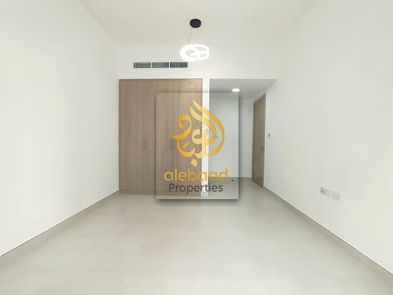 شقة جديدة بالكامل بمساحة واسعة بغرفة نوم واحدة مع حمامين وشرفة + موقع متميز جدًا للعائلات فقط63727027835394114