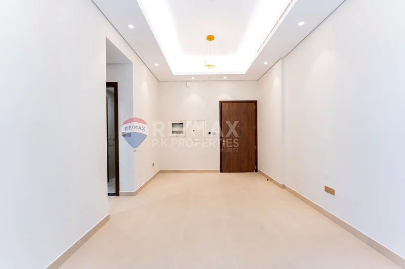 شاغرة | جديدة بالكامل | تشطيبات عصرية | طابق منخفض63728817609219112