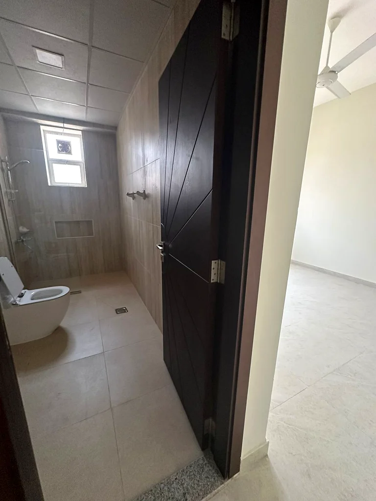 Two rooms, a hall with a hall and three bathrooms63719334916867112