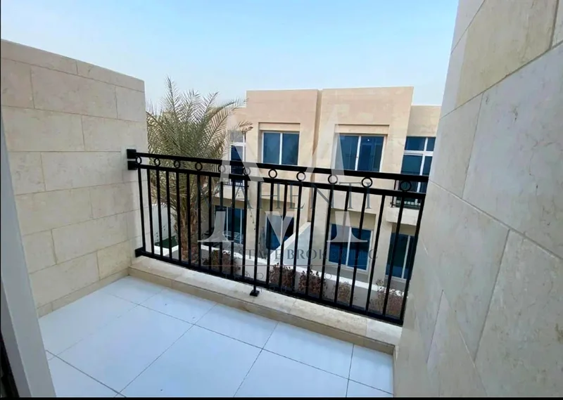 شاغرة جاهزة للانتقال 3 غرف نوم، 3 حمامات غسيل غرفة 2 مواقف للسيارات63741058181891113