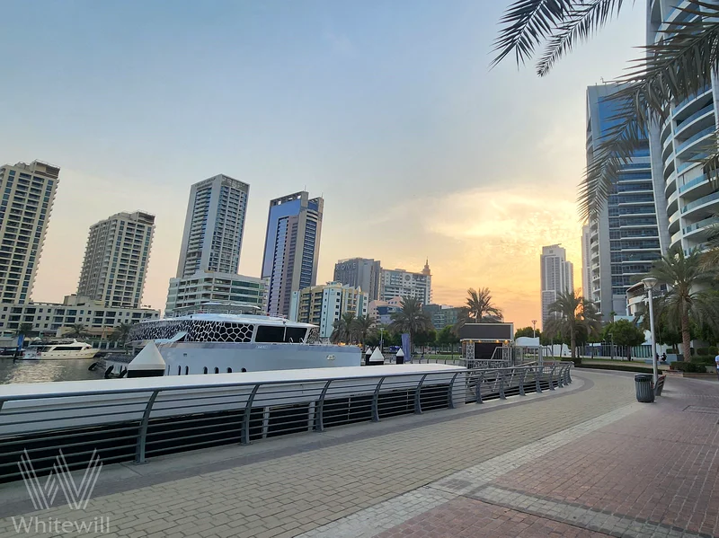 محل تجاري بمساحة طابق كامل | وصول إلى الممشى | شاغر63823187759490113