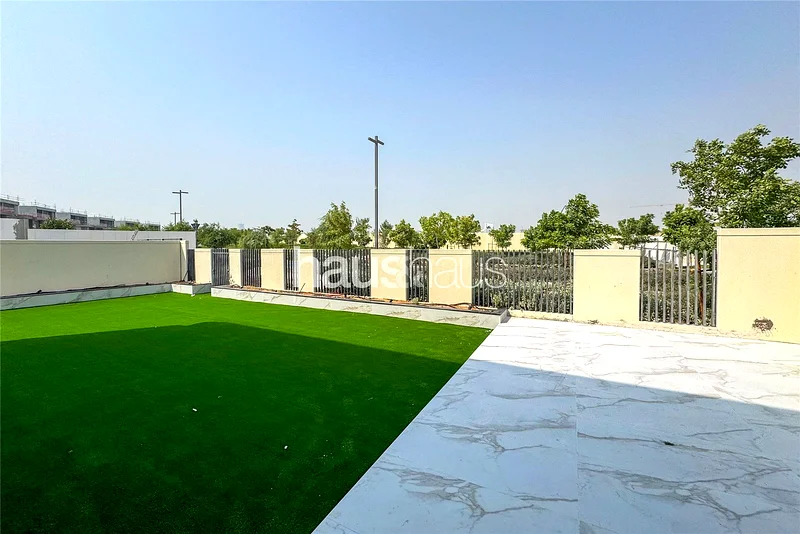 مساحة بناء ممتدة | مُحسّنة | فيلا بزاوية قطعة أرض63736431378945114