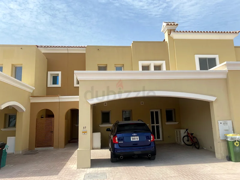 فيلا بمساحة 3 غرف نوم وغرفة خادمة مع حديقة خلفية واسعة63724415626626110