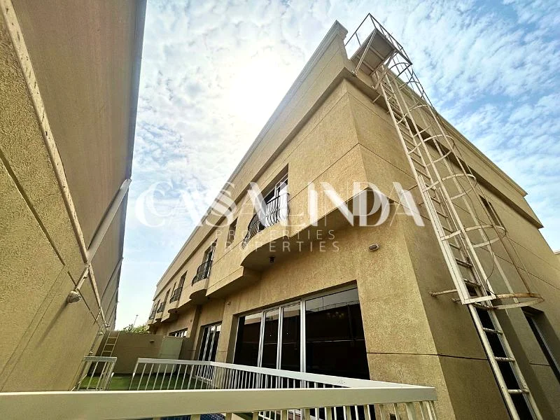 فيلا فاخرة مكونة من 5 غرف نوم في جميرا 1 | شاغرة | جاهزة للانتقال الفوري63807904006401112