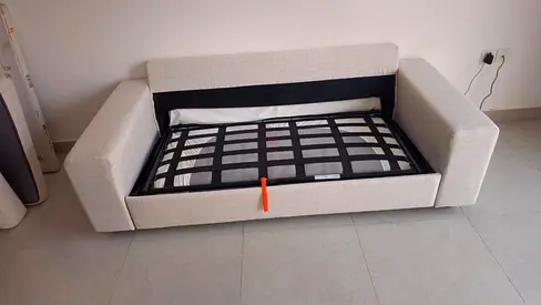 Transform Your Space with This Chic Sofa Bed!