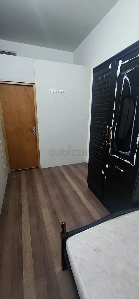 غرفة خاصة كبيرة مغلقة بالكامل لعازب هندي. مجموعة إسبانيا.63797093091714114