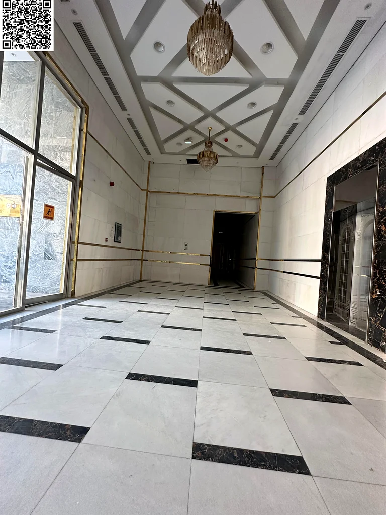 الشقة المكونة من غرفتي نوم، الأكبر والأكثر أناقة، تقع في الطابق الثاني في منطقة المويحة 3، قرب 63712054083970110