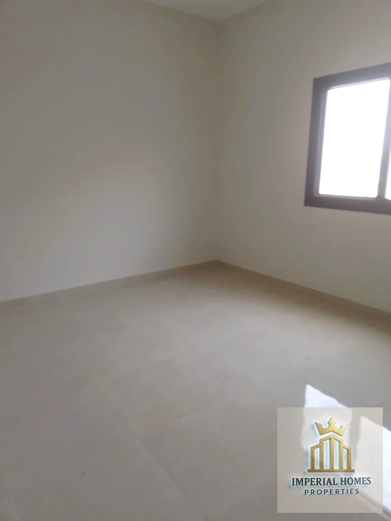 شقة مكونة من غرفتي نوم مع غرفة معيشة وشرفة للإيجار السنوي في الجرف 3 - 37,000 درهم إماراتي في السنة.63714352578563114