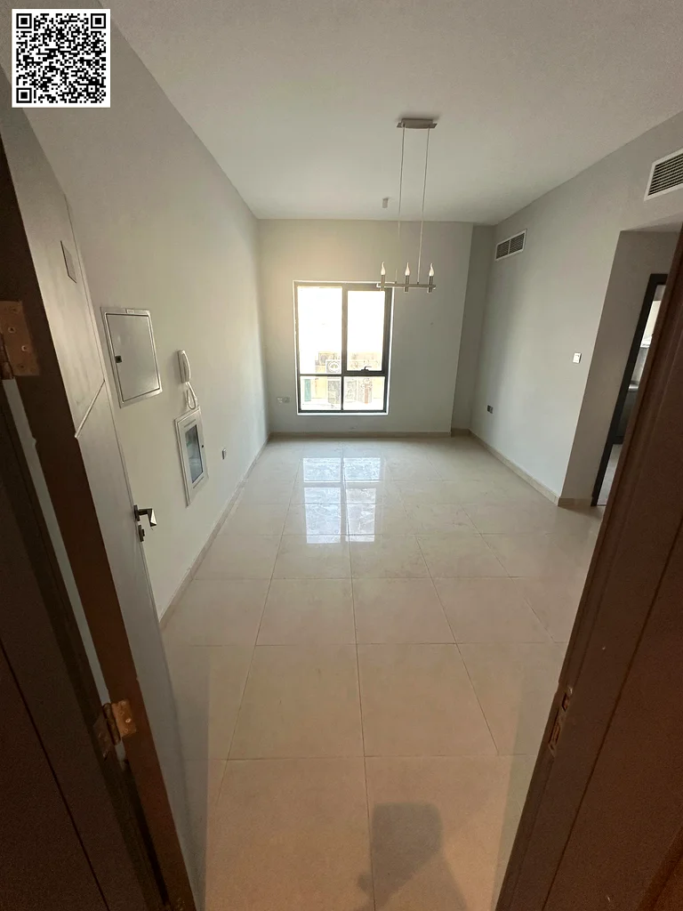 الغرفة الرئيسية الأكثر فخامة، وغرفة المعيشة، أول ساكن، مع حمامين وشرفة، و63721432250369111
