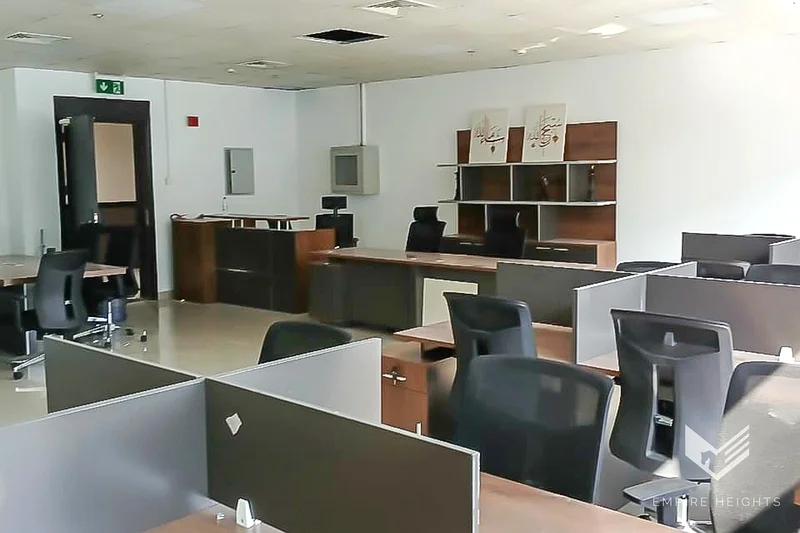 مجهز ومفروش بالكامل | مطبخ صغير ومرحاض | شاغر63815435545219112
