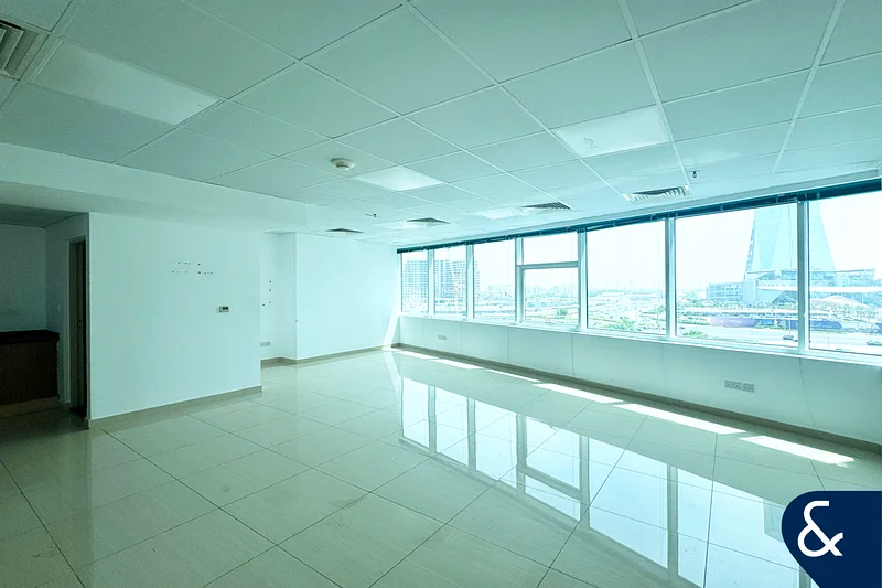 Sea View | Fitted Office | Fully Upgraded64071282387329111