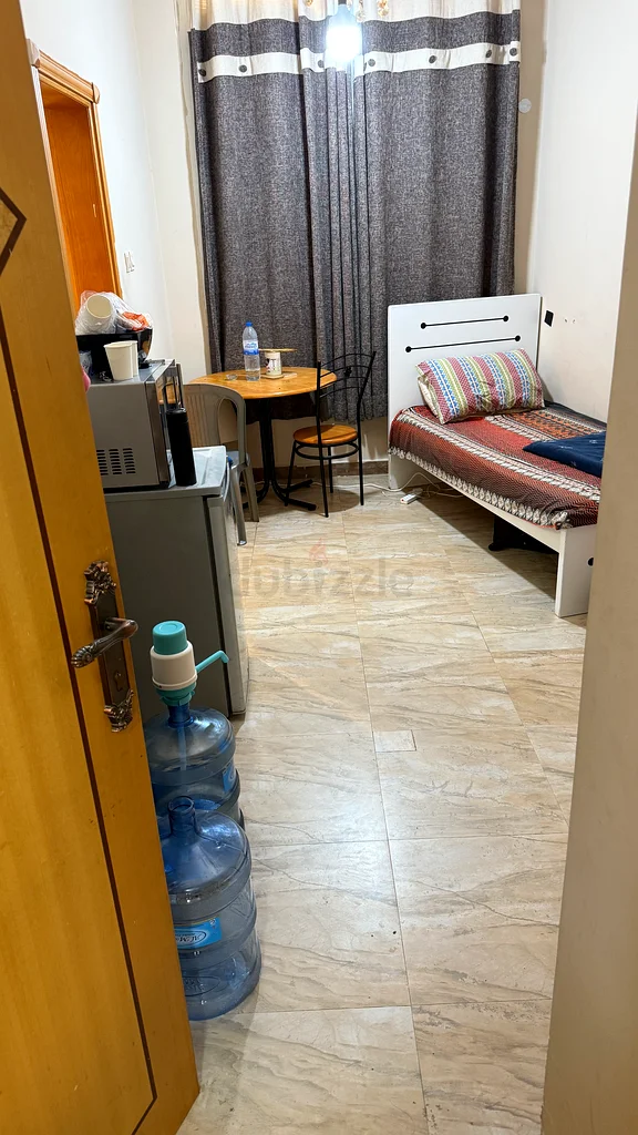 غرفة مؤثثة مع حمام داخلي متوفرة للإيجار في الوارقاء 3 بالقرب من الحديقة63796993419009110