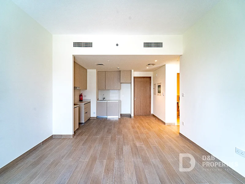 Prime Location | Spacious Low Floor Unit | Bright63760919154946111