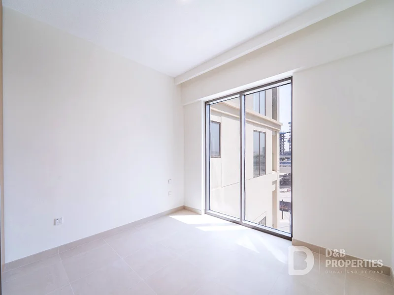 Prime Location | Spacious Low Floor Unit | Bright63760919154946112