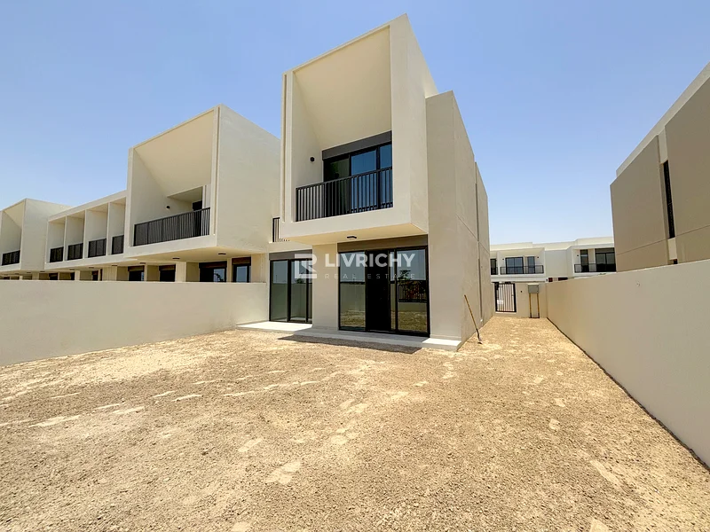 BRAND NEW | SPACIOUS | SINGLE ROW | CLOSE TO POOL63737083560067110