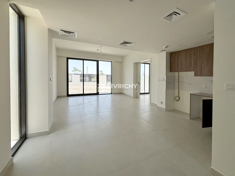 BRAND NEW | SPACIOUS | SINGLE ROW | CLOSE TO POOL63737083560067111