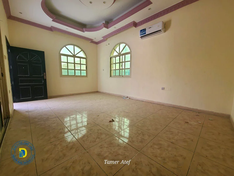 For sale, an excellent villa in Ajman, in the Rawda 3 area, with a large area of ​​5000 square feet, 5 rooms, including water and electricity, freehol63878296952578113