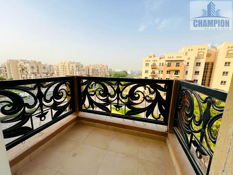 شقة بغرفة نوم واحدة ومطبخ مغلق وحمامين بإطلالة مفتوحة بالكامل63728357601409111