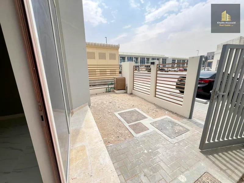 ركن | بالقرب من المدخل | متاجر تجارية قريبة63736055139459111